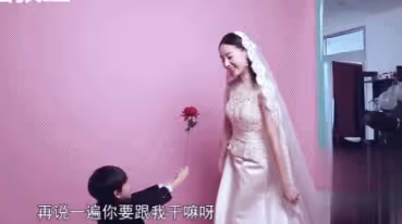 嘴對嘴接吻,當眾強吻30歲女兒,沒邊界感的明星父母有多離譜?