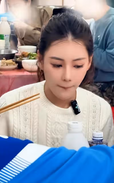 汪小菲帶馬筱梅做公益,和大S當年做公益的場景一模一樣