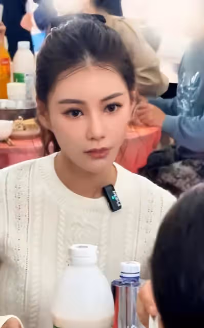 汪小菲帶馬筱梅做公益,和大S當年做公益的場景一模一樣