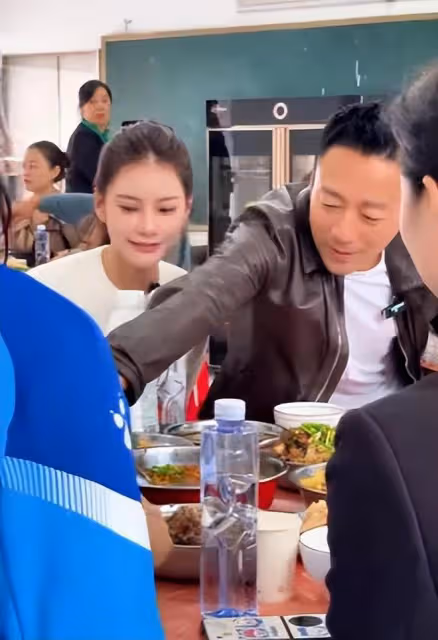 汪小菲帶馬筱梅做公益,和大S當年做公益的場景一模一樣