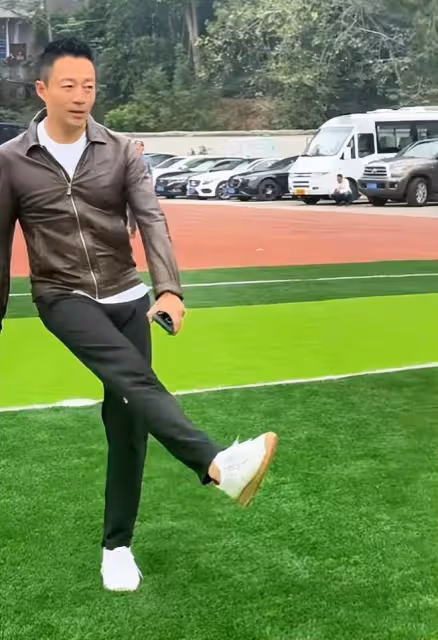 汪小菲帶馬筱梅做公益,和大S當年做公益的場景一模一樣