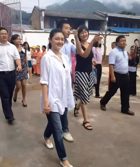 汪小菲帶馬筱梅做公益,和大S當年做公益的場景一模一樣