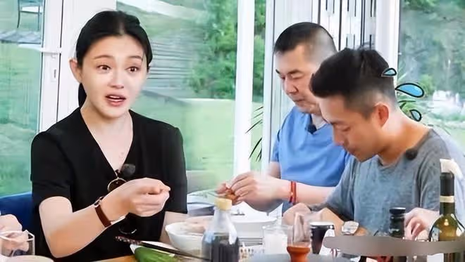 汪小菲帶馬筱梅做公益,和大S當年做公益的場景一模一樣