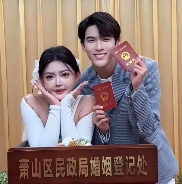 韓安冉曬七本結婚離婚證,和宋浩然領證畫面公開,夫妻好甜蜜