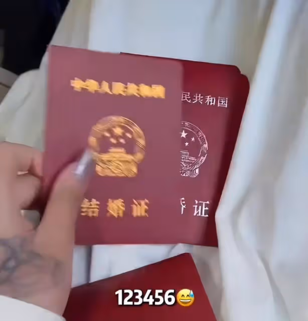 韓安冉曬七本結婚離婚證,和宋浩然領證畫面公開,夫妻好甜蜜