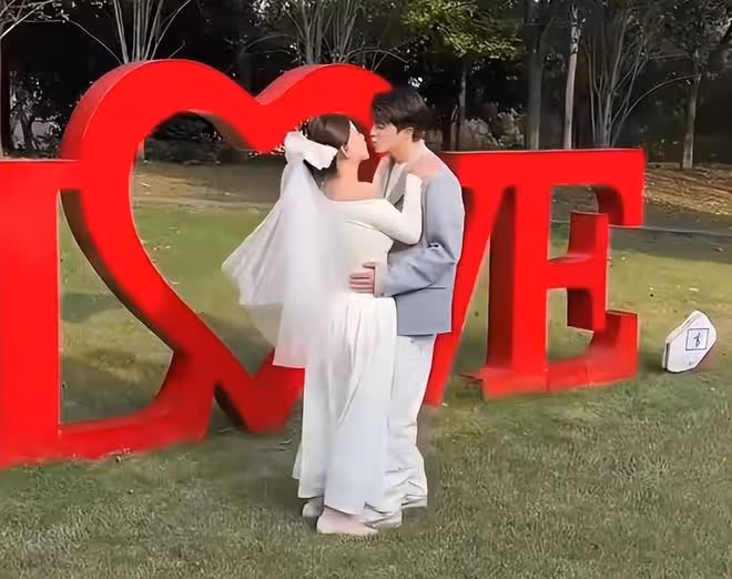 韓安冉曬七本結婚離婚證,和宋浩然領證畫面公開,夫妻好甜蜜