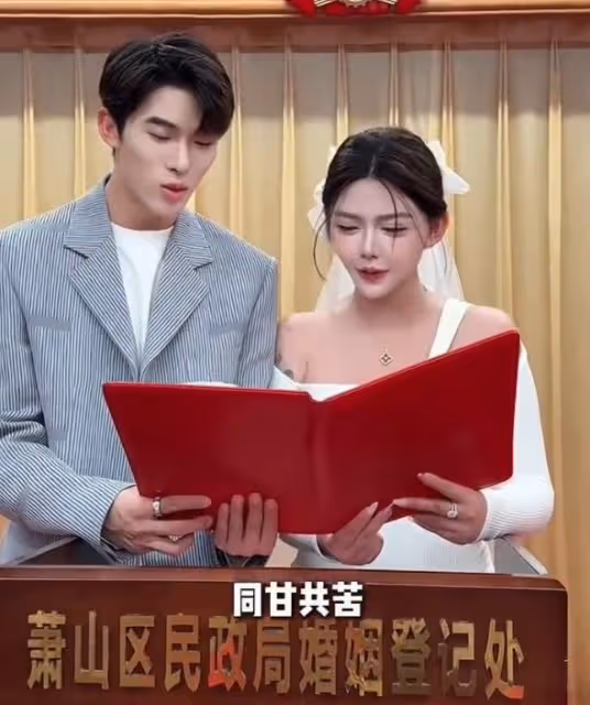 韓安冉曬七本結婚離婚證,和宋浩然領證畫面公開,夫妻好甜蜜