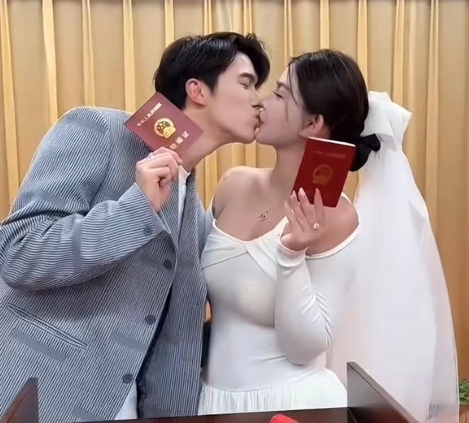 韓安冉曬七本結婚離婚證,和宋浩然領證畫面公開,夫妻好甜蜜