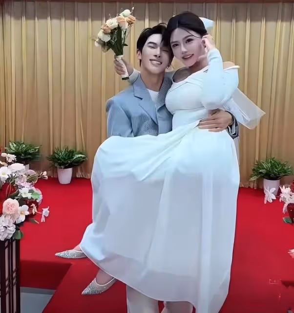 韓安冉曬七本結婚離婚證,和宋浩然領證畫面公開,夫妻好甜蜜