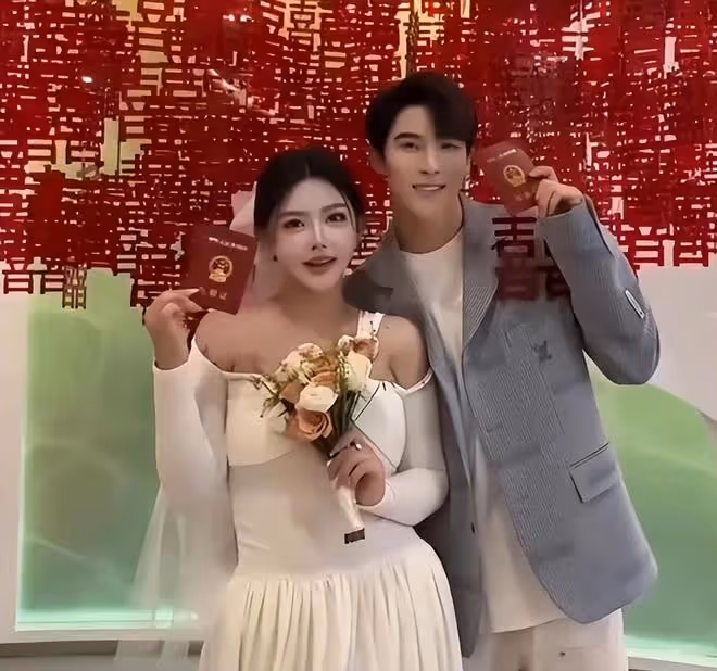韓安冉曬七本結婚離婚證,和宋浩然領證畫面公開,夫妻好甜蜜