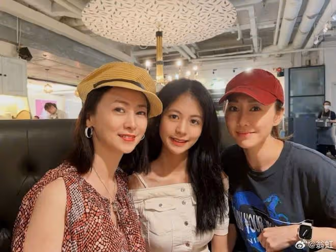前TVB女星為視後新劇開播打氣,兩人相識21年姐妹情深私下親密互動