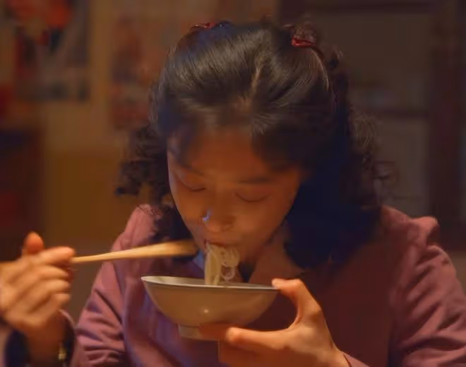 同樣是吃麵條,把蔣欣、宋佳和李沁放一起看,差別就出來了
