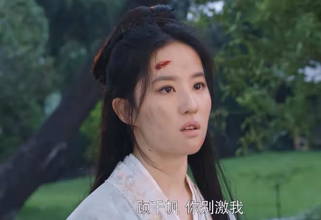 「虎背熊腰」成過去式!37歲劉亦菲瘦成紙片人,穿瑜伽服大秀身材