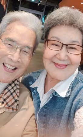 石英白髮拄拐杖「8月最後身影曝光」!七夕同框愛妻 留燦爛笑容離世