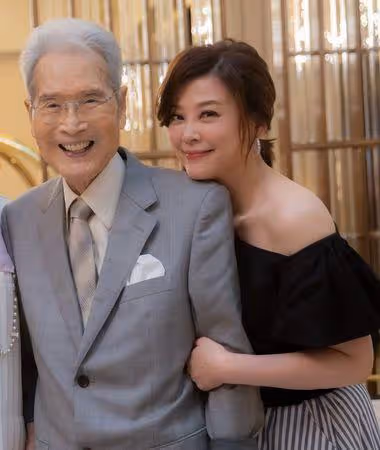 石英白髮拄拐杖「8月最後身影曝光」!七夕同框愛妻 留燦爛笑容離世