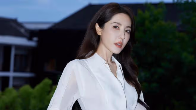 曾黎裸妝引爭議,與鞏俐對比顯差距,女星妝容需量身定製