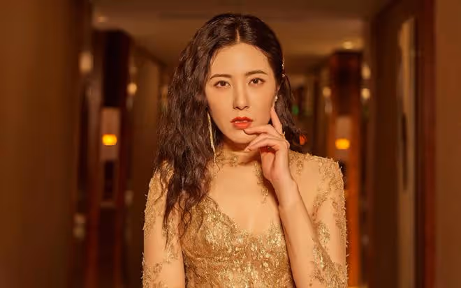 曾黎裸妝引爭議,與鞏俐對比顯差距,女星妝容需量身定製