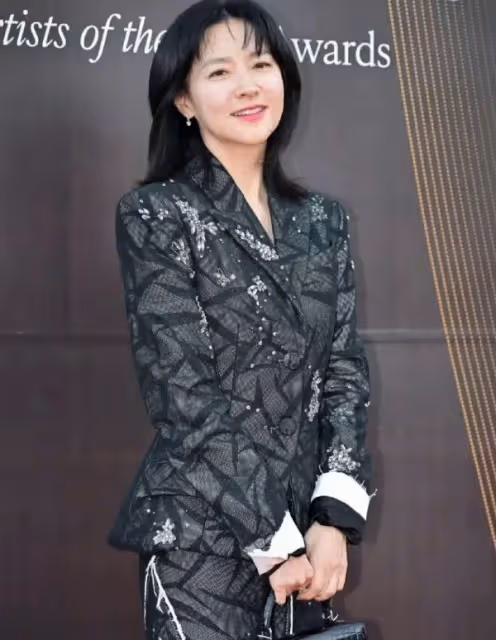 李英愛攜夫亮相線下活動，53歲顏值依舊，網友盛讚大長今風采不減