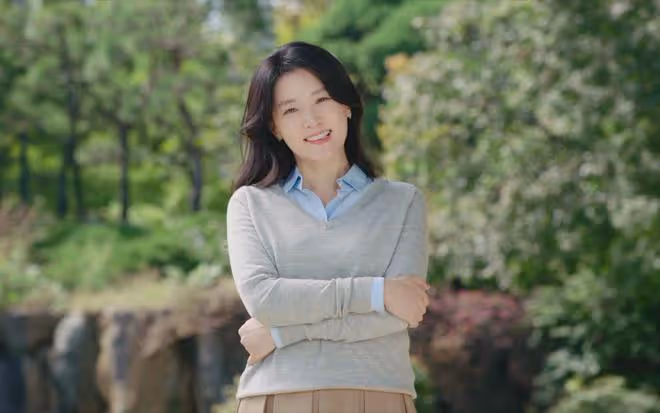 李英愛攜夫亮相線下活動，53歲顏值依舊，網友盛讚大長今風采不減