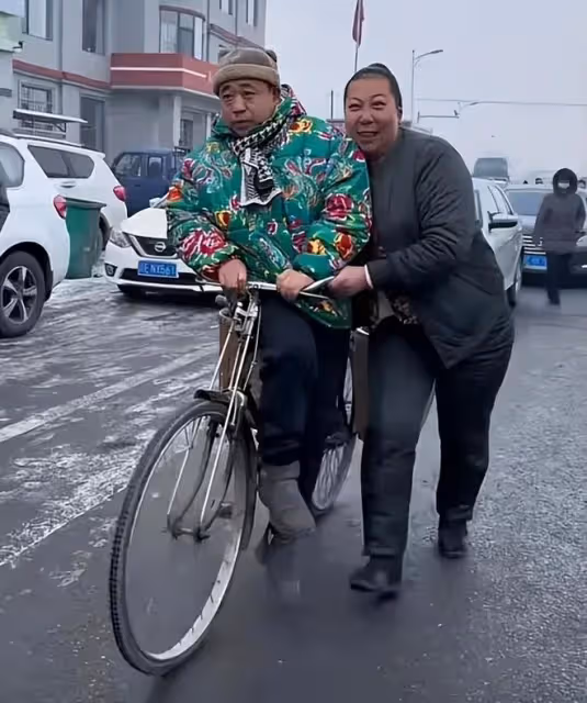 東北雨姐準備復出，夫妻低調打車出行，老蒯在飯店裡神情緊張