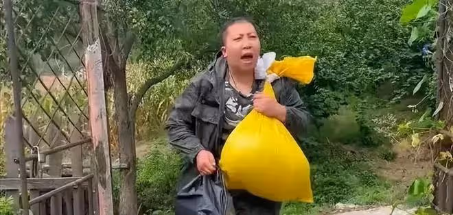 東北雨姐準備復出,夫妻低調打車出行,老蒯在飯店裡神情緊張