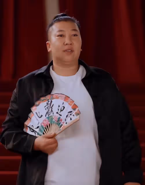 東北雨姐準備復出,夫妻低調打車出行,老蒯在飯店裡神情緊張