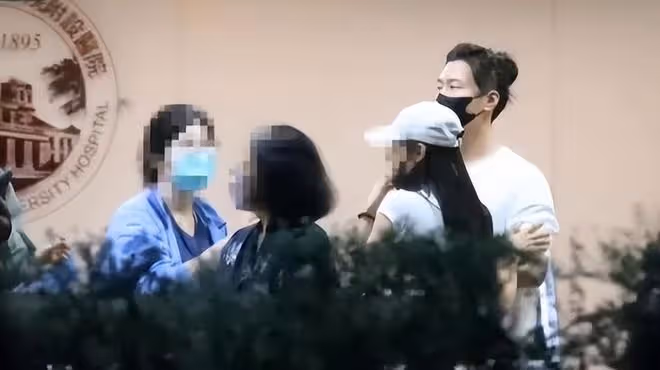 何超蓮陪竇驍醫院就診，竇驍疑似身體出現問題