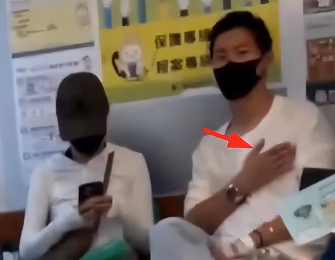何超蓮陪竇驍醫院就診，竇驍疑似身體出現問題