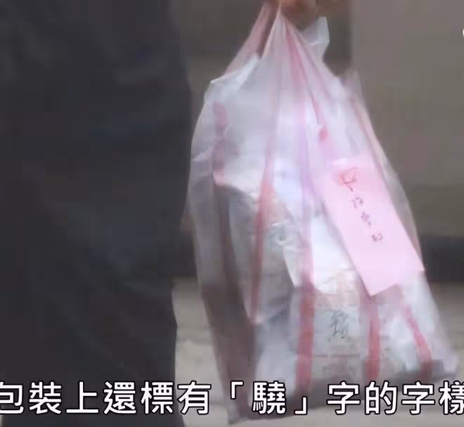 何超蓮陪竇驍醫院就診，竇驍疑似身體出現問題