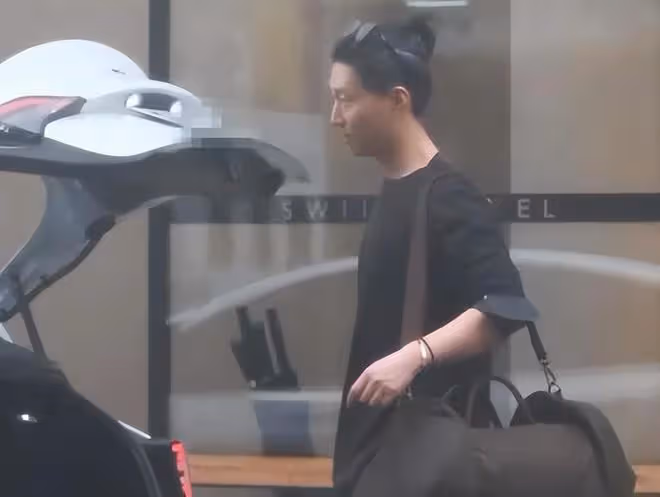 何超蓮陪竇驍醫院就診,竇驍疑似身體出現問題