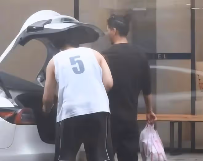 何超蓮陪竇驍醫院就診,竇驍疑似身體出現問題