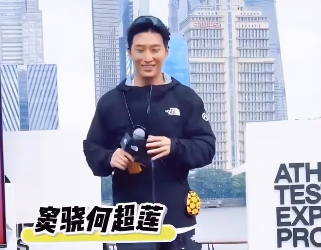 何超蓮陪竇驍醫院就診,竇驍疑似身體出現問題