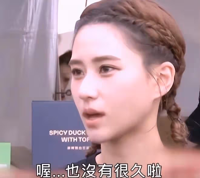 何超蓮陪竇驍醫院就診,竇驍疑似身體出現問題