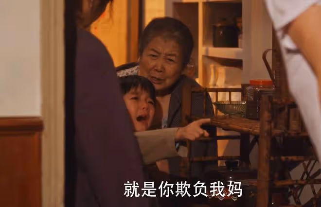 《小巷人家》躲過了53歲的閆妮、41歲的蔣欣,卻被43歲的男二驚艷