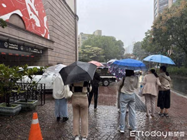 直擊/劉德華快看! 粉絲不畏風雨「飯店外苦等為他打氣」