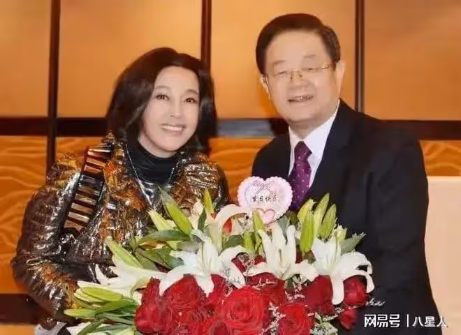 小男友為74歲劉曉慶抑鬱!對比她出獄前後的前男友們簡直不值一提