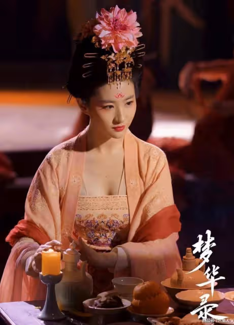 宋承憲吃得真好!37歲劉亦菲泰國玩射擊背影驚艷,這腰臀比誰不愛啊
