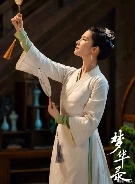宋承憲吃得真好!37歲劉亦菲泰國玩射擊背影驚艷,這腰臀比誰不愛啊
