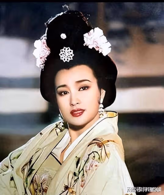 劉曉慶度假照流出!機場和小鮮肉依偎在一起,73歲身材仍如少女