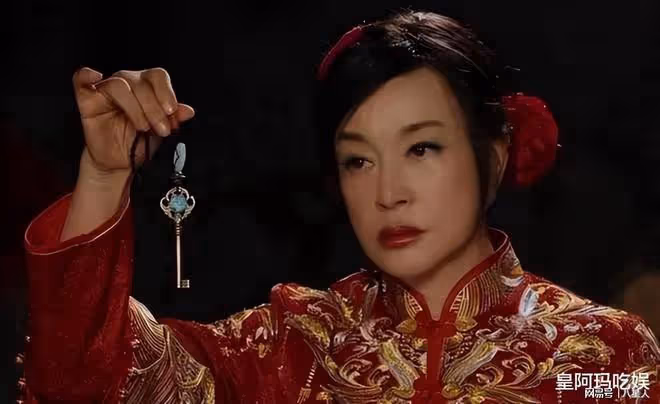 劉曉慶度假照流出!機場和小鮮肉依偎在一起,73歲身材仍如少女