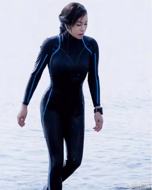 劉曉慶度假照流出!機場和小鮮肉依偎在一起,73歲身材仍如少女
