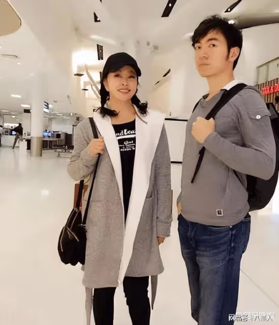 劉曉慶度假照流出!機場和小鮮肉依偎在一起,73歲身材仍如少女