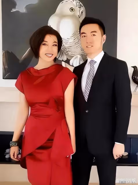 劉曉慶度假照流出!機場和小鮮肉依偎在一起,73歲身材仍如少女