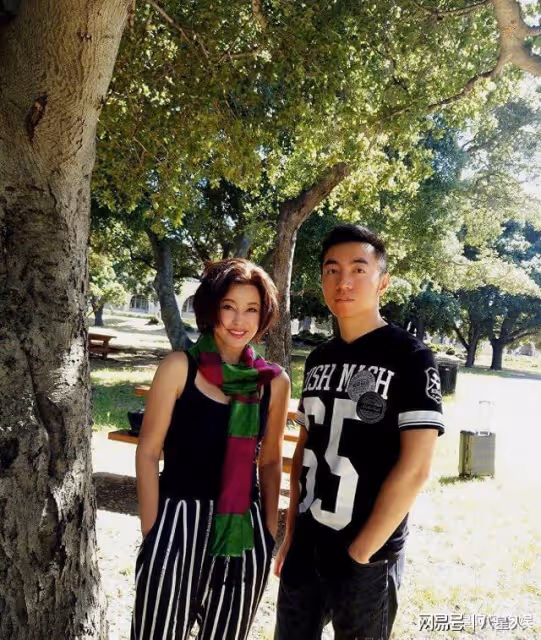 劉曉慶度假照流出!機場和小鮮肉依偎在一起,73歲身材仍如少女