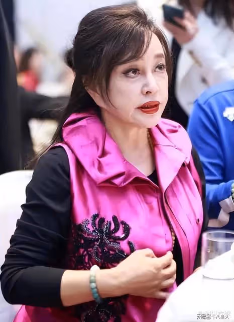 劉曉慶度假照流出!機場和小鮮肉依偎在一起,73歲身材仍如少女