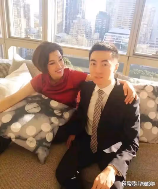 劉曉慶度假照流出!機場和小鮮肉依偎在一起,73歲身材仍如少女