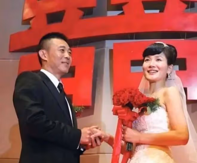 演員潘雨辰:和侯勇離婚後,與女兒相依為命,46歲不願碰觸婚姻