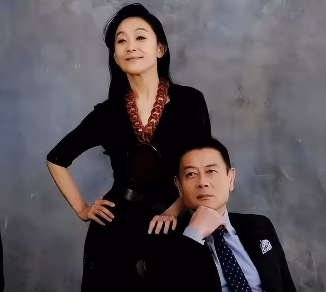 和趙英離異後,守著不婚不育的陳瑾20年,巫剛到底圖什麼?