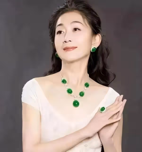 和趙英離異後,守著不婚不育的陳瑾20年,巫剛到底圖什麼?