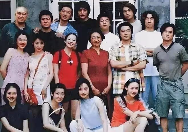 曾黎現身巴黎中國紅服飾被怒贊!如今48歲仍單身獨美!
